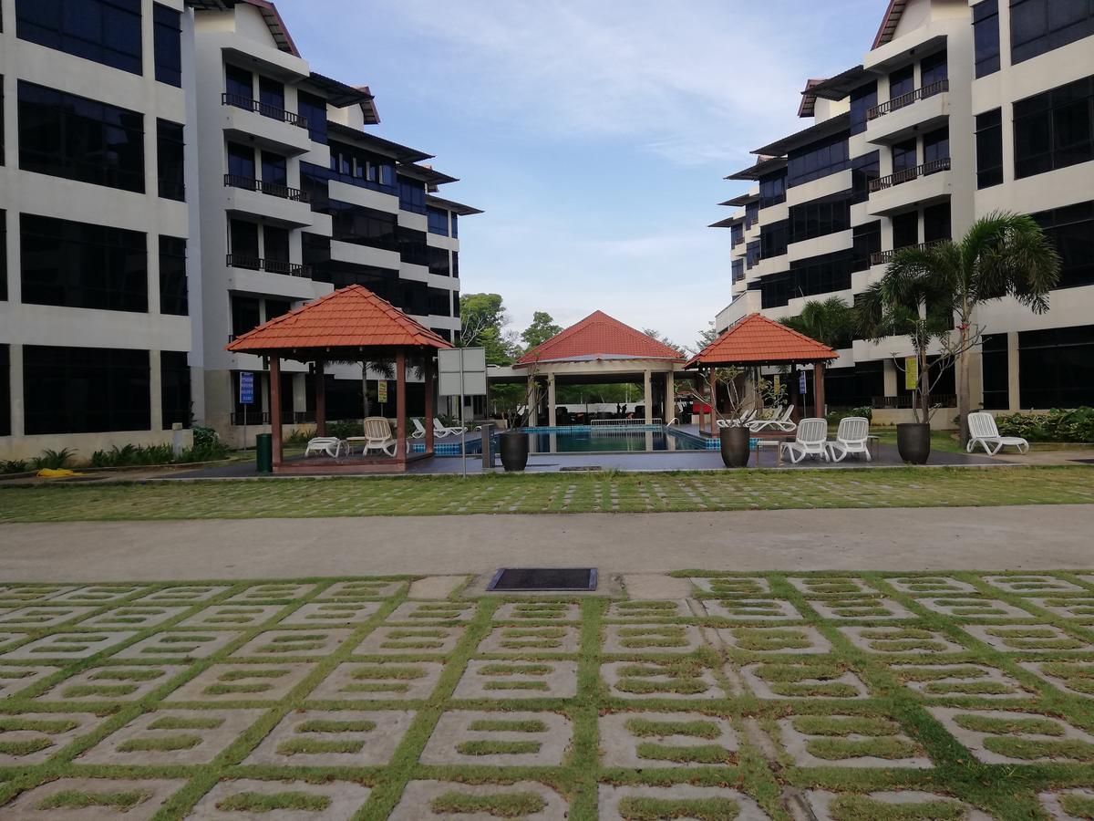 Studio At Samsuria Beach Resort Kampung Sungai Ular Bagian luar foto
